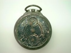 空襲で時間が止まった懐中時計