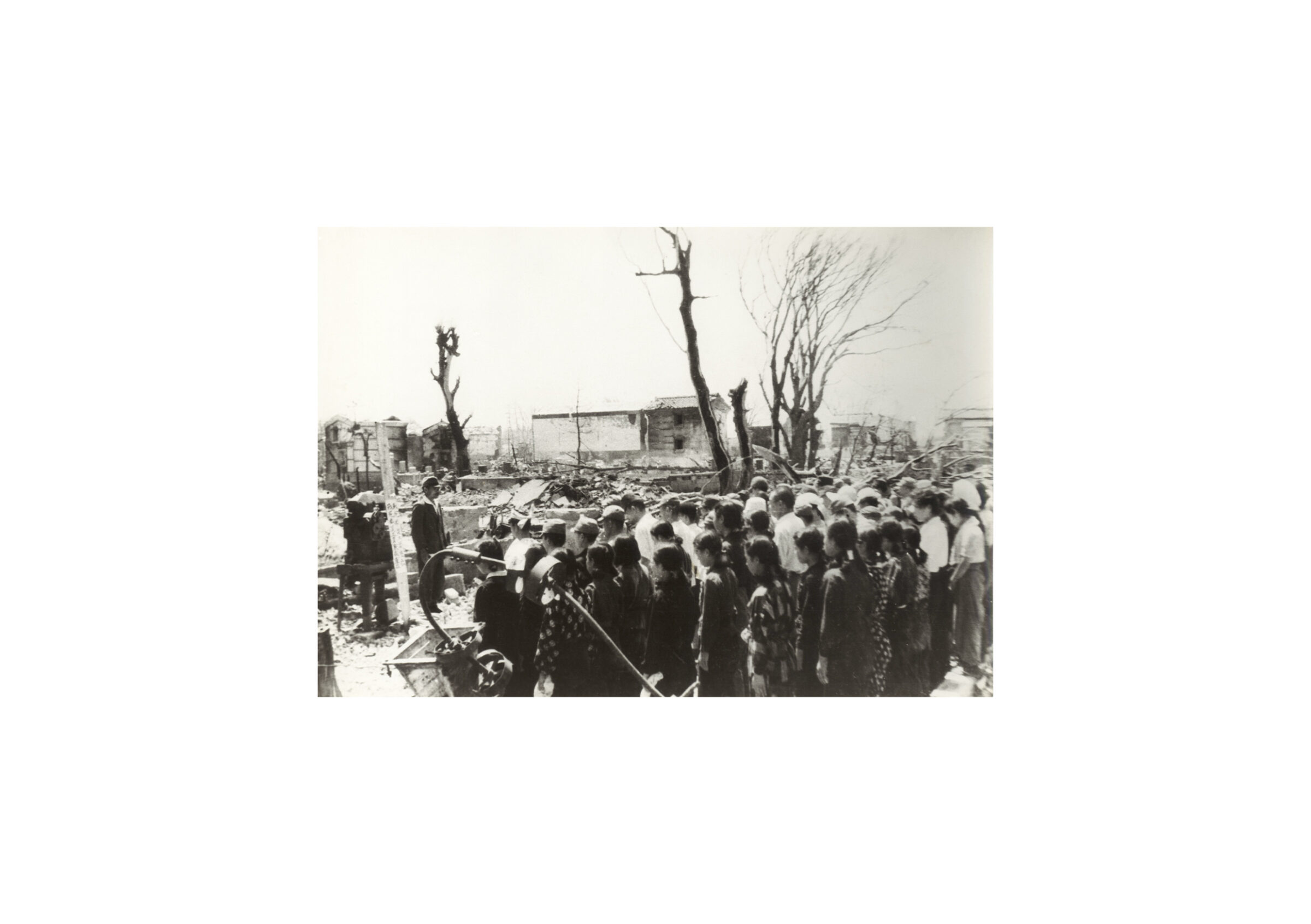 学校の焼け跡で父兄生徒をあつめて校長の話を聞く