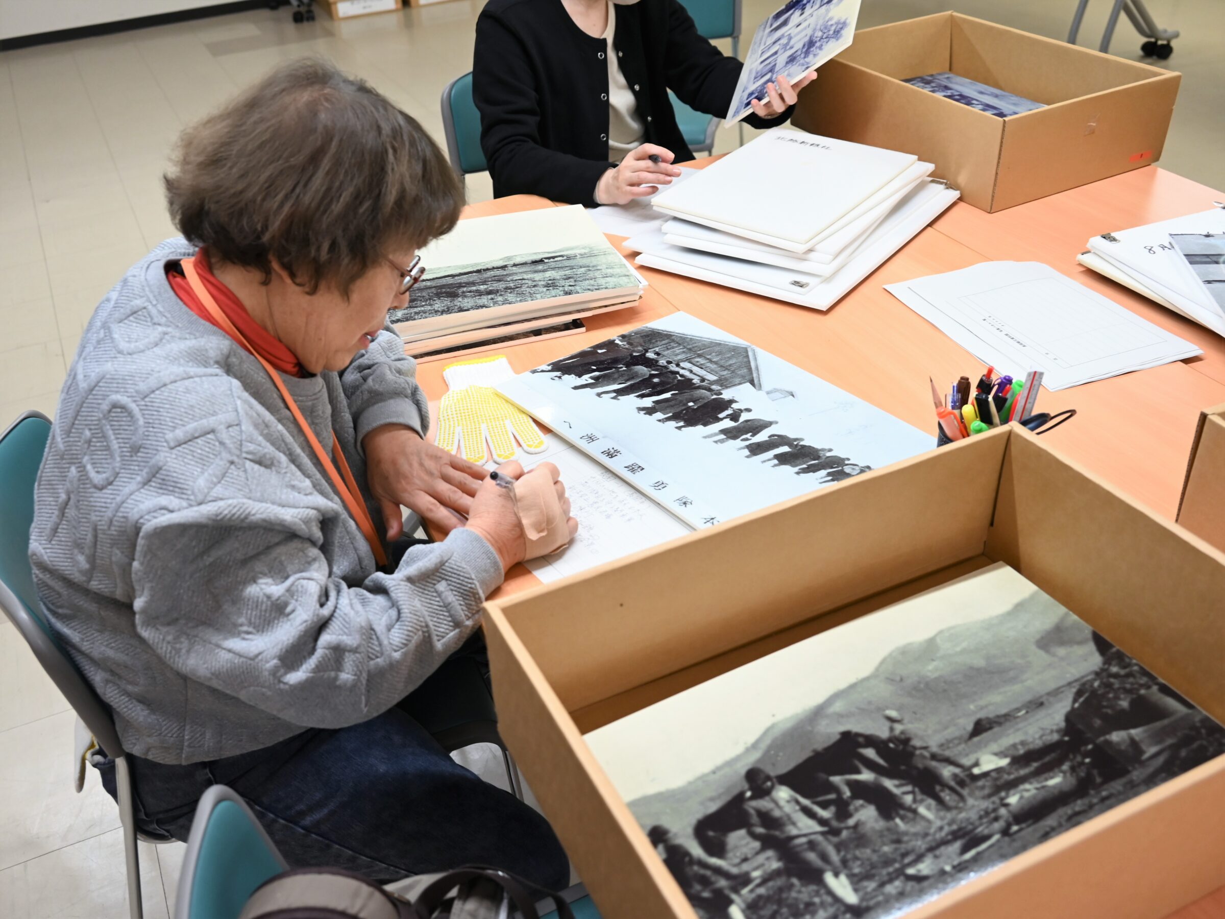 【市民ボランティア】資料の確認や展示作業を行いました（３月２８日、４月２3日）